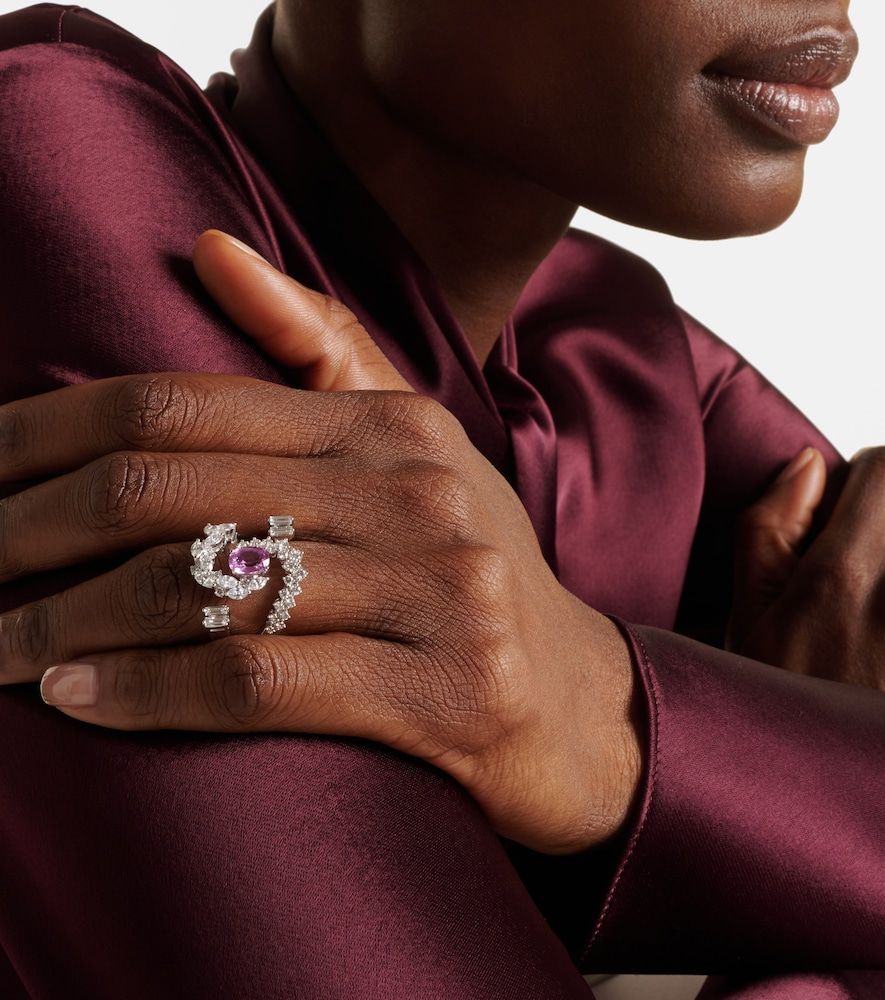 Anello Reign Supreme in oro bianco 18kt con diamanti e zaffiro - Yeprem - Modalova