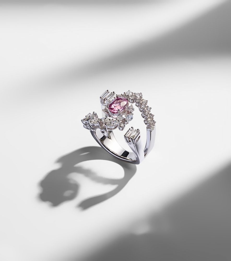 Anello Reign Supreme in oro bianco 18kt con diamanti e zaffiro - Yeprem - Modalova