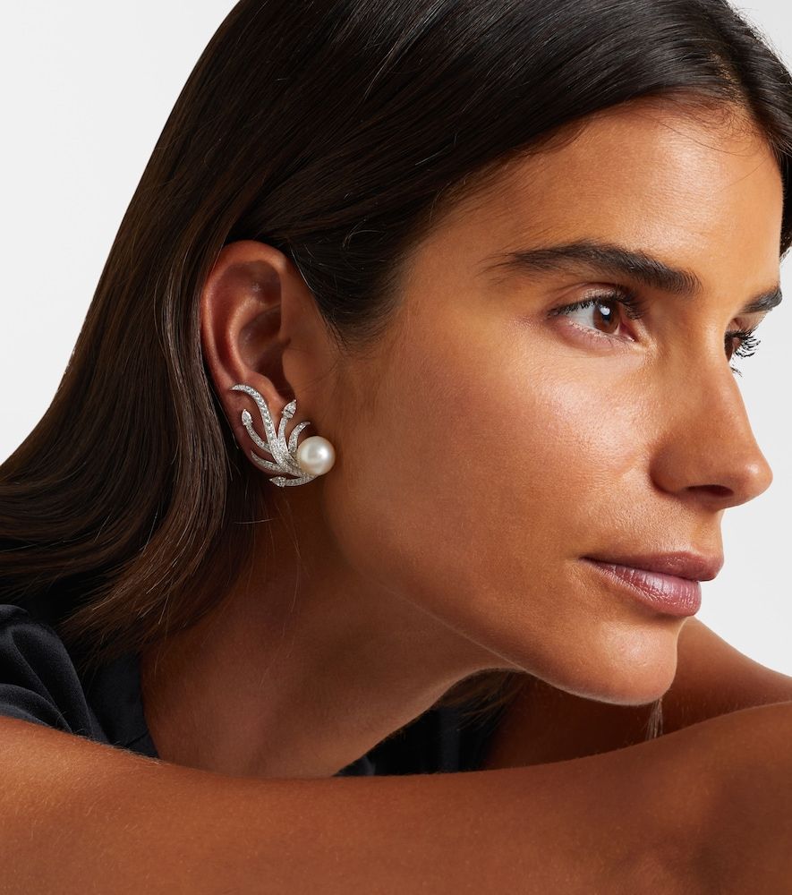 Orecchini Pearlescent in oro bianco 18kt con diamanti e perle - Yeprem - Modalova