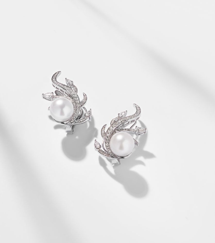 Orecchini Pearlescent in oro bianco 18kt con diamanti e perle - Yeprem - Modalova