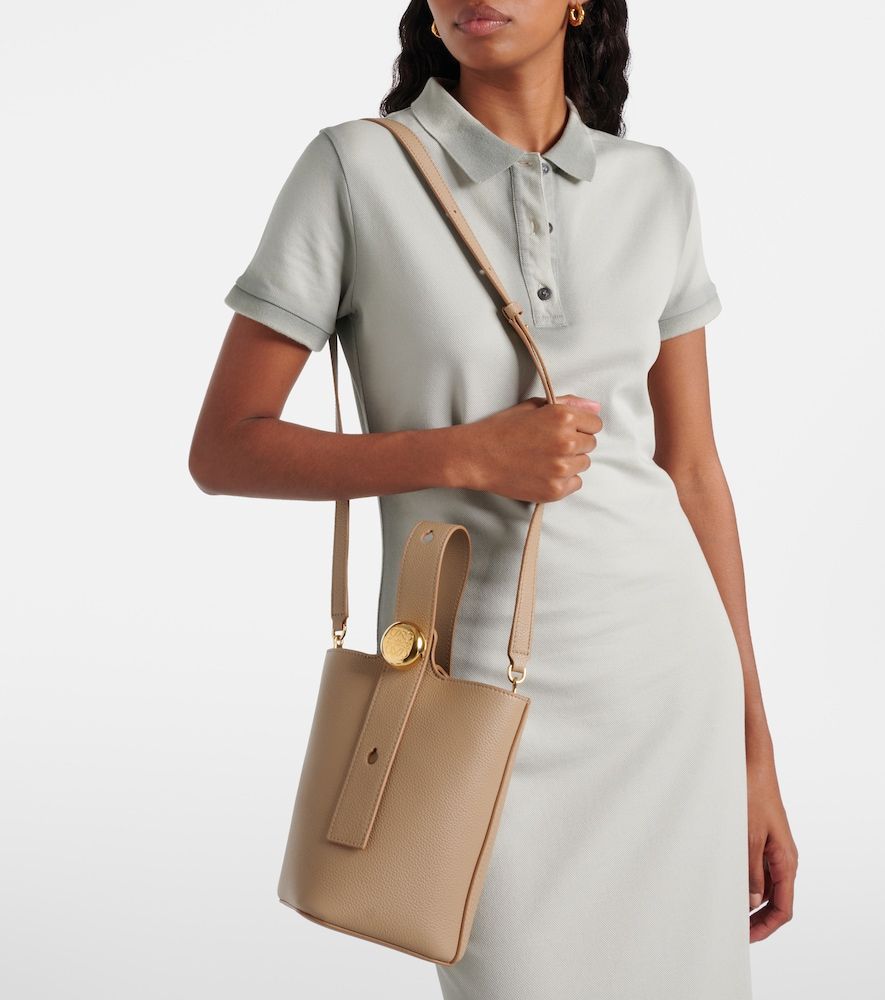 Bolso saco Pebble Mini de piel - Loewe - Modalova