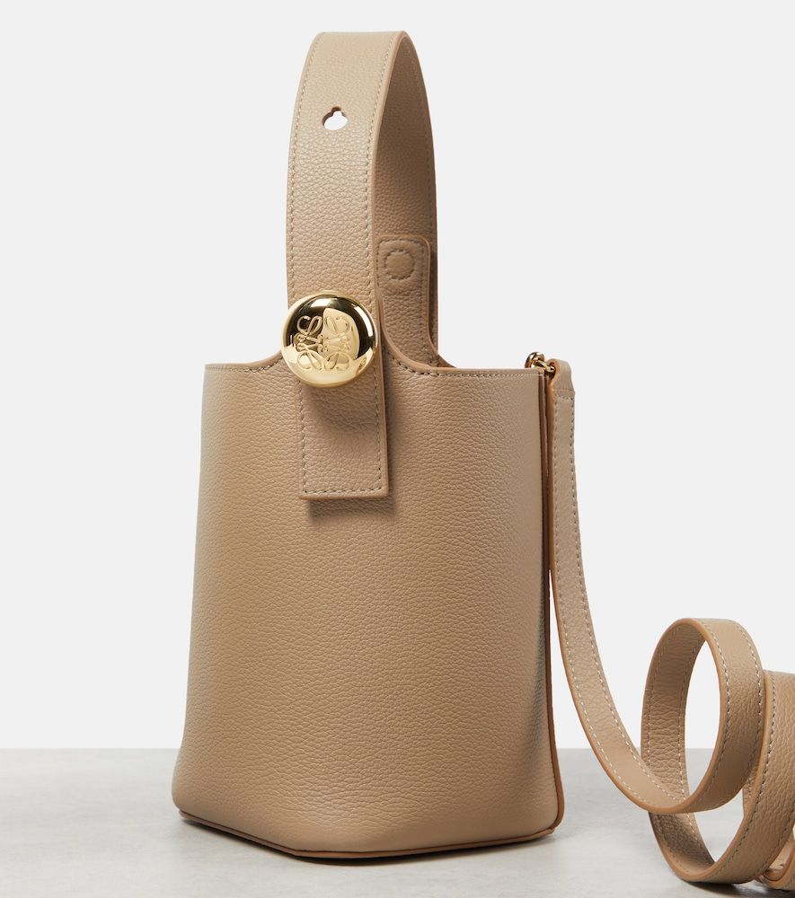 Bolso saco Pebble Mini de piel - Loewe - Modalova