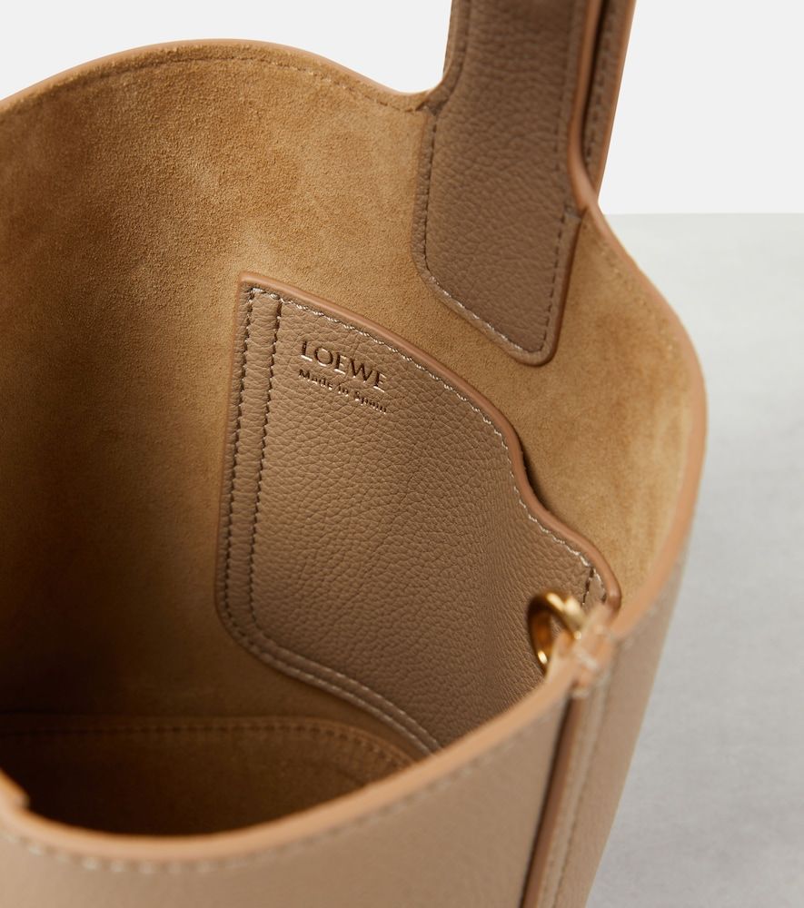 Bolso saco Pebble Mini de piel - Loewe - Modalova