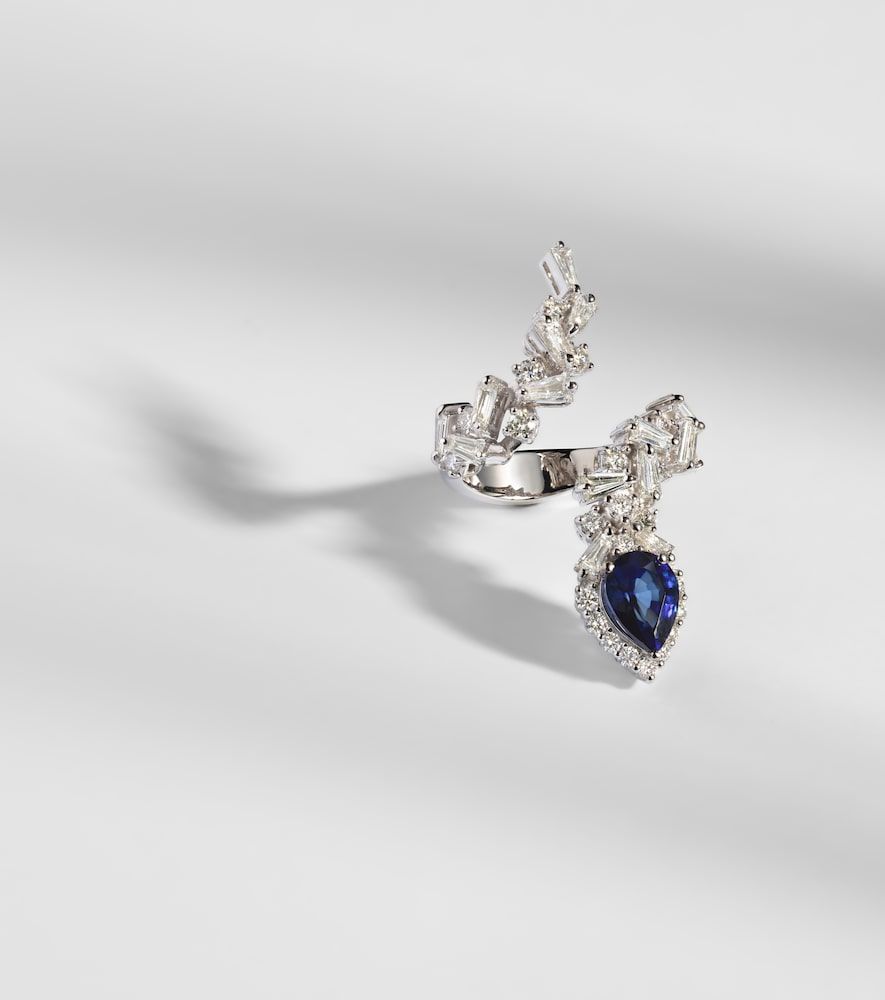 Anello Reign Supreme in oro bianco 18kt con diamanti e zaffiro - Yeprem - Modalova