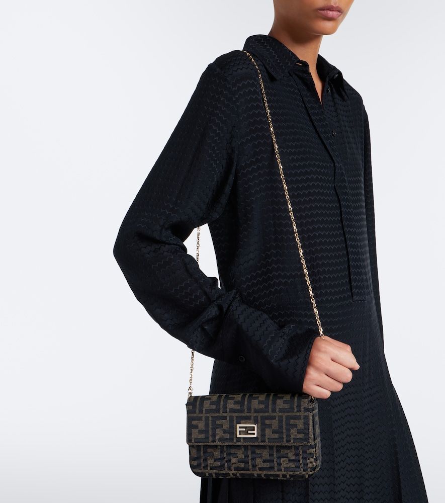 Clutch Wallet on Chain Tube in jacquard FF Zucca con pelle - Fendi - Modalova