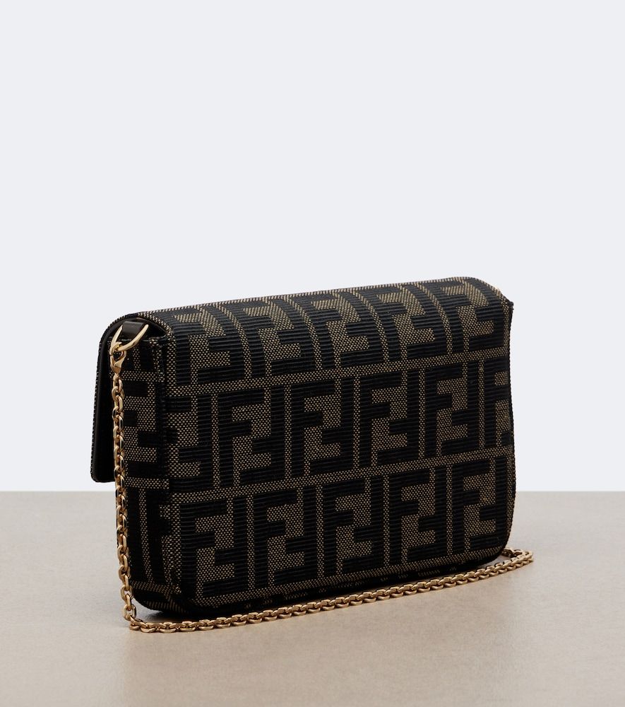 Clutch Wallet on Chain Tube in jacquard FF Zucca con pelle - Fendi - Modalova