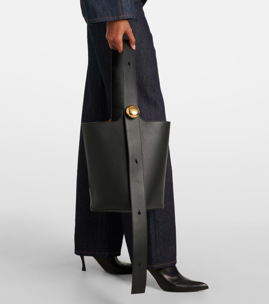 Bolso saco Pebble Medium de piel - Loewe - Modalova