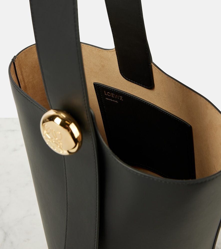 Bolso saco Pebble Medium de piel - Loewe - Modalova