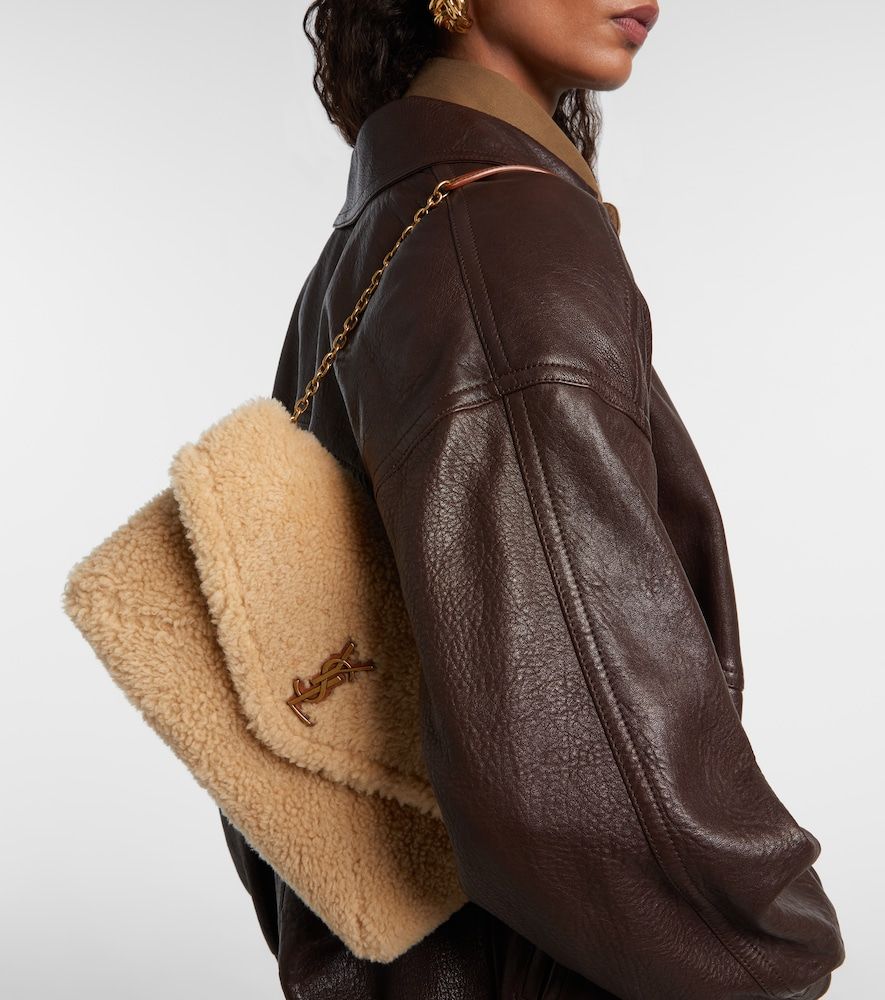 Cartera con cadena Cassandre Envelope de borrego - Saint Laurent - Modalova