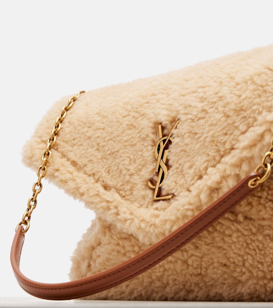 Cartera con cadena Cassandre Envelope de borrego - Saint Laurent - Modalova