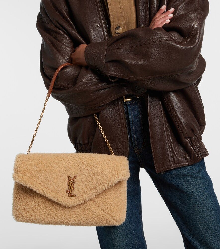 Cartera con cadena Cassandre Envelope de borrego - Saint Laurent - Modalova