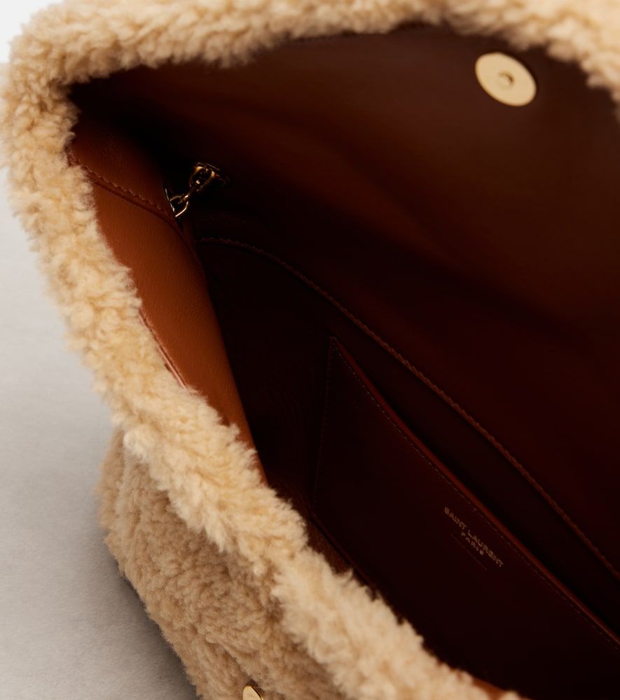 Cartera con cadena Cassandre Envelope de borrego - Saint Laurent - Modalova