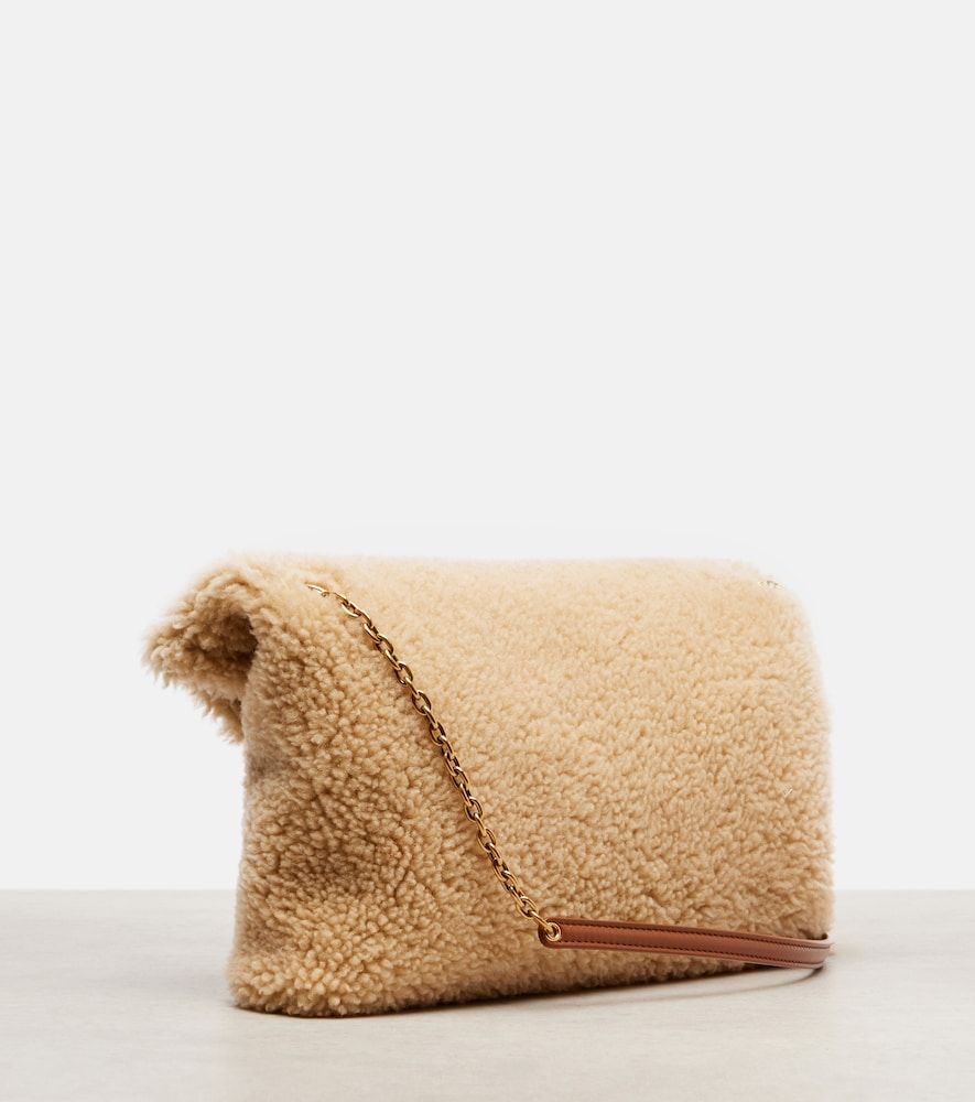 Cartera con cadena Cassandre Envelope de borrego - Saint Laurent - Modalova
