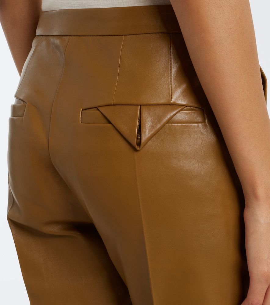 Pantalones flared de piel - Dorothee Schumacher - Modalova
