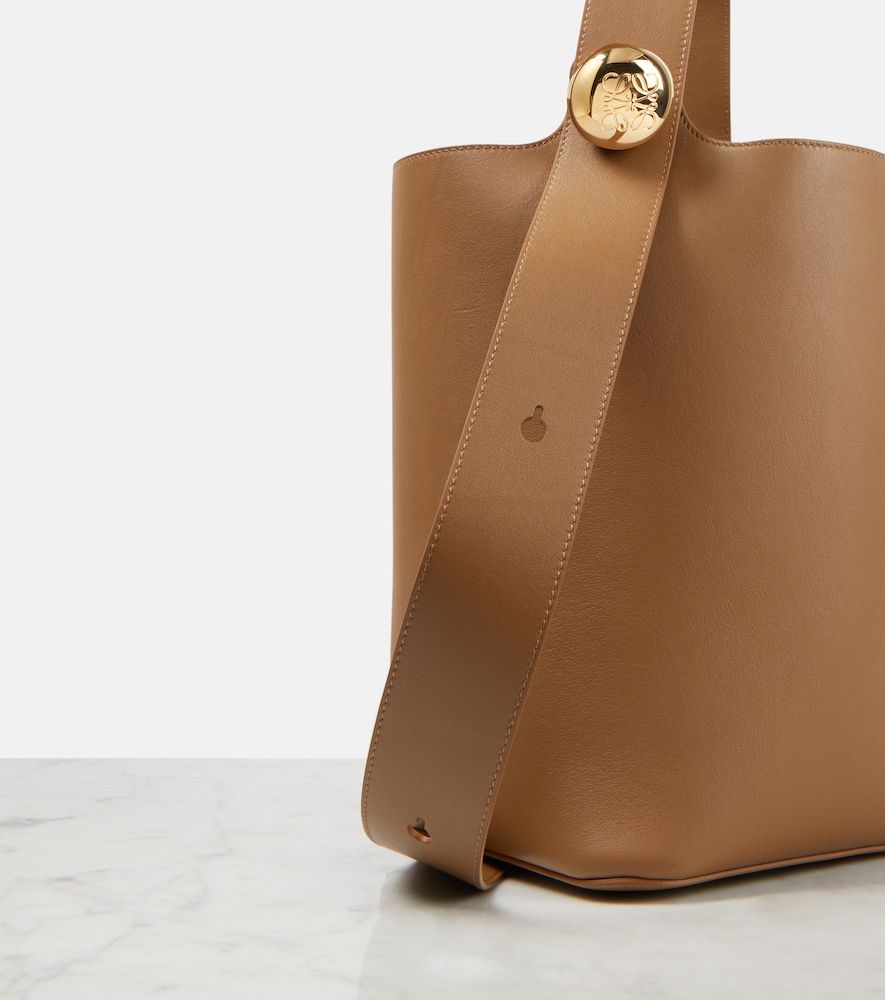 Bolso saco Pebble Medium de piel - Loewe - Modalova