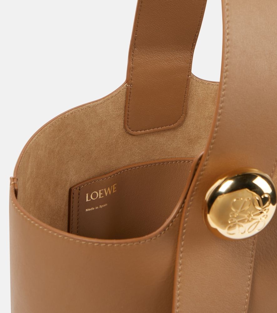 Bolso saco Pebble Medium de piel - Loewe - Modalova