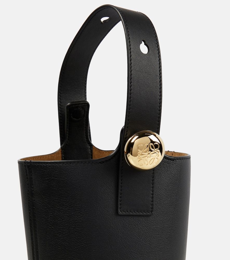 Bolso saco Pebble Mini de piel - Loewe - Modalova