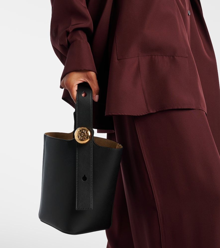 Bolso saco Pebble Mini de piel - Loewe - Modalova