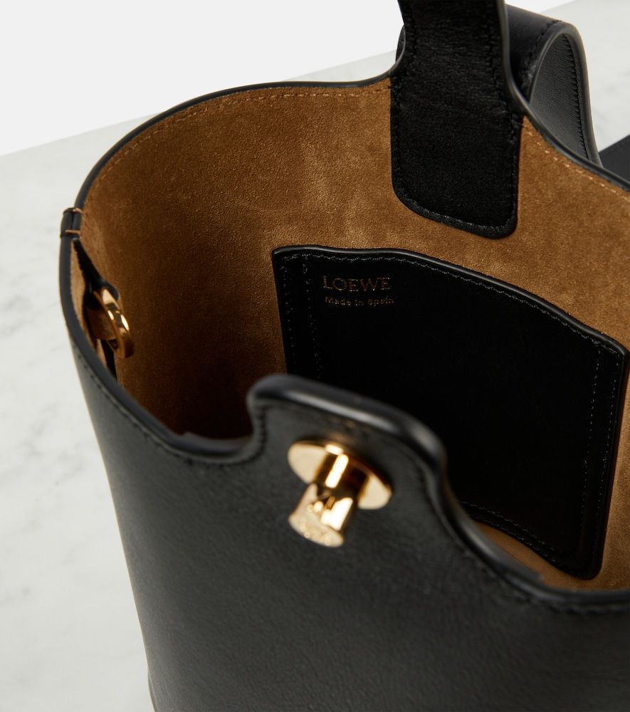 Bolso saco Pebble Mini de piel - Loewe - Modalova
