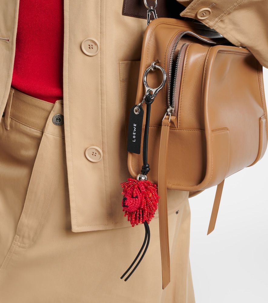 Charm para bolso Lion de croché - Loewe - Modalova
