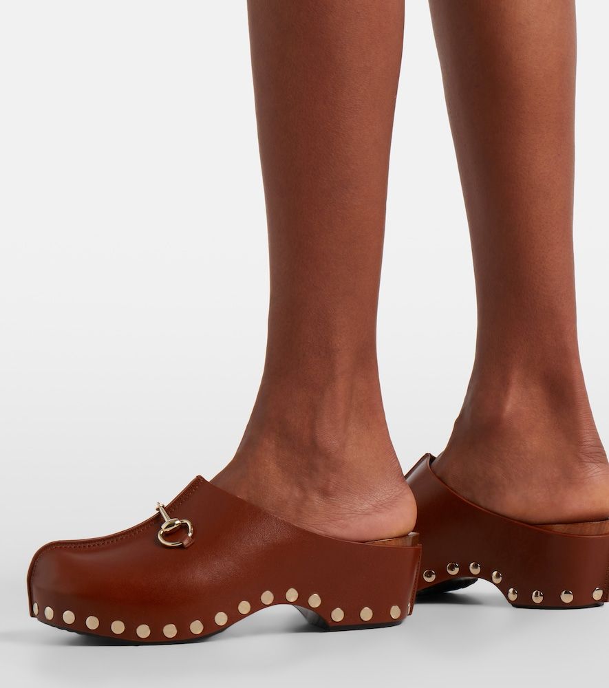 Zuecos con plataforma de piel con Horsebit y tachuelas - Gucci - Modalova