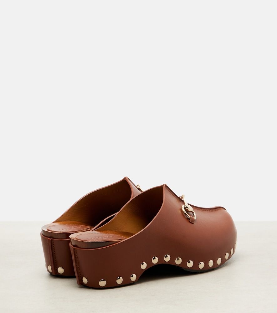 Zuecos con plataforma de piel con Horsebit y tachuelas - Gucci - Modalova