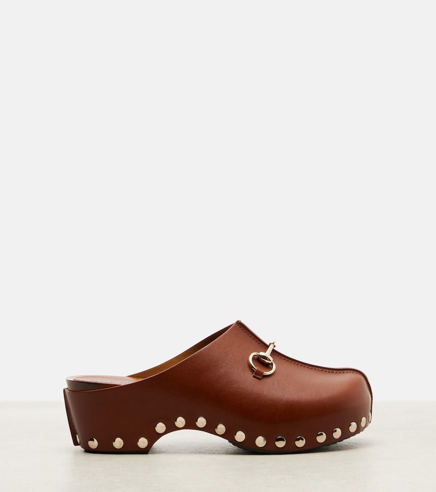 Zuecos con plataforma de piel con Horsebit y tachuelas - Gucci - Modalova
