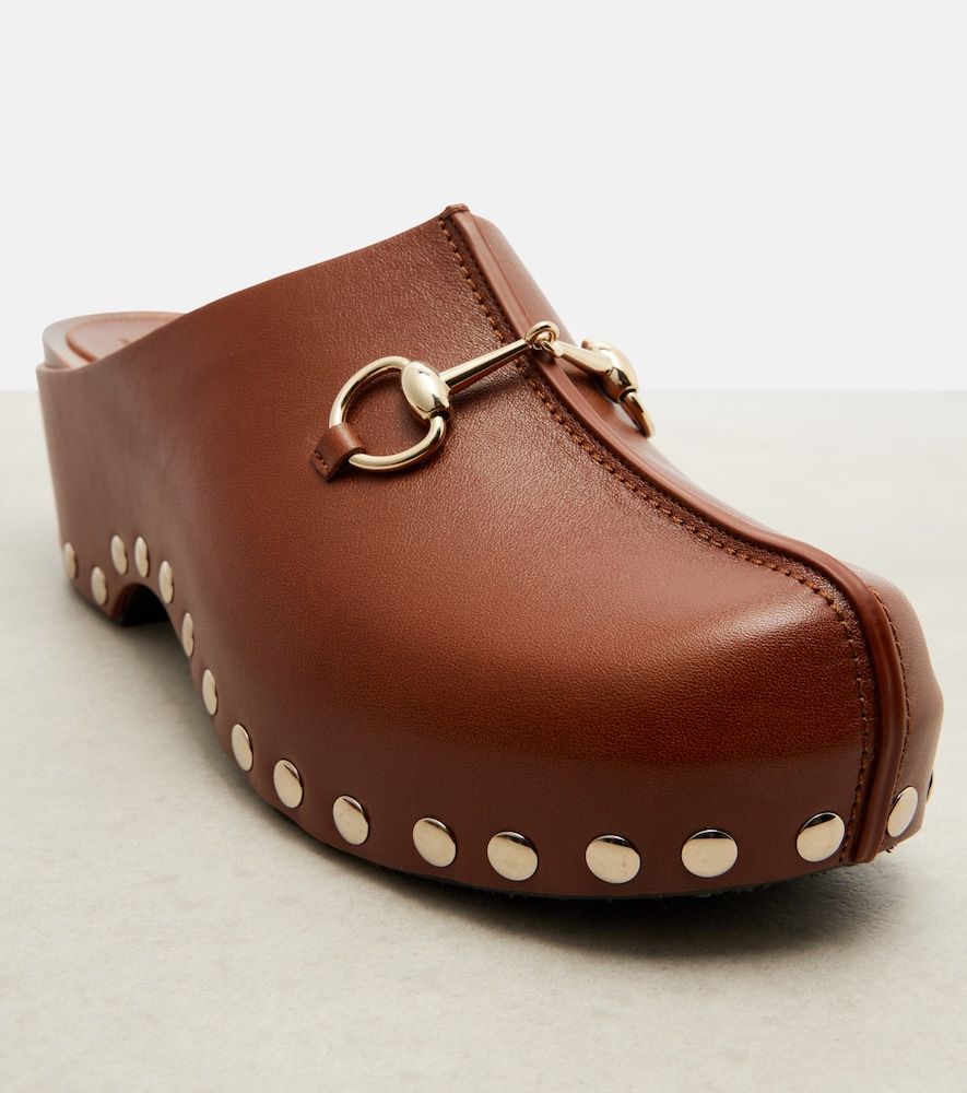 Zuecos con plataforma de piel con Horsebit y tachuelas - Gucci - Modalova