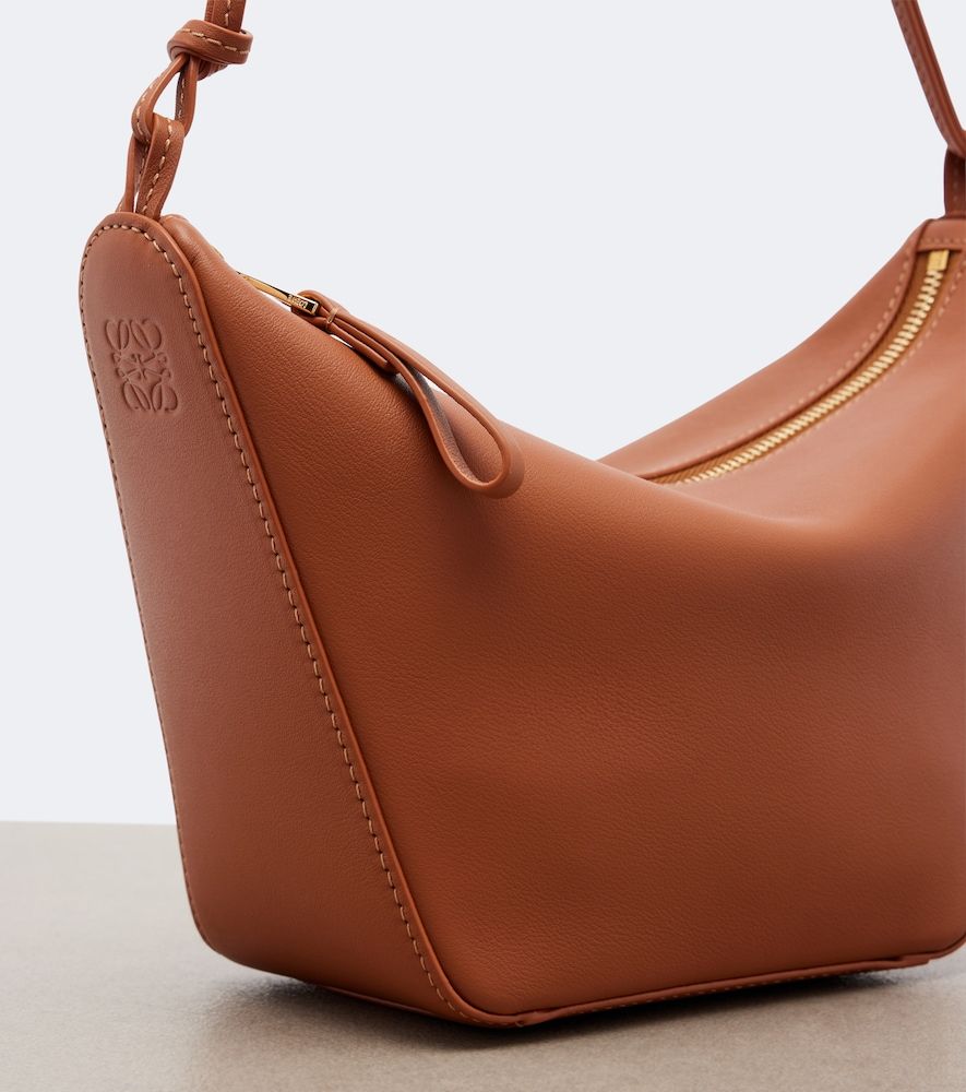 Hammock Mini leather shoulder bag - Loewe - Modalova