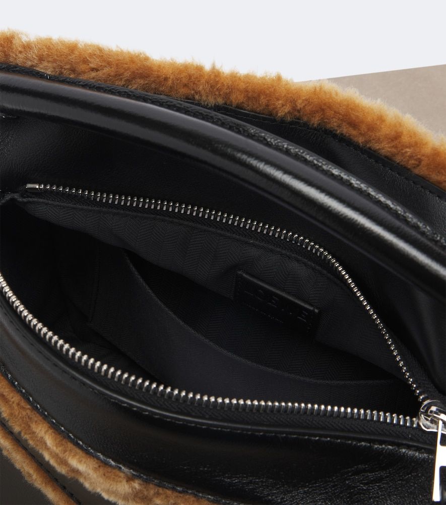 Bolso Puzzle Aviator Small de piel con borrego - Loewe - Modalova