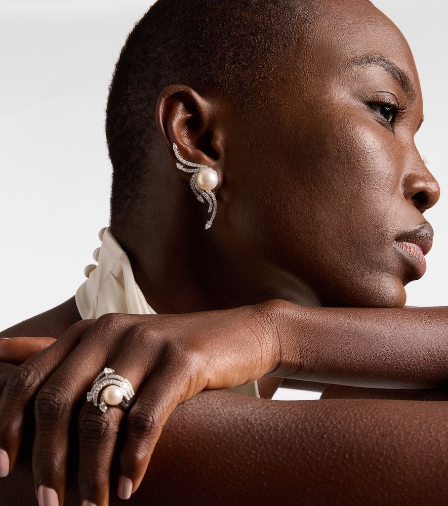 Orecchini Pearlescent in oro bianco 18kt con diamanti e perle - Yeprem - Modalova