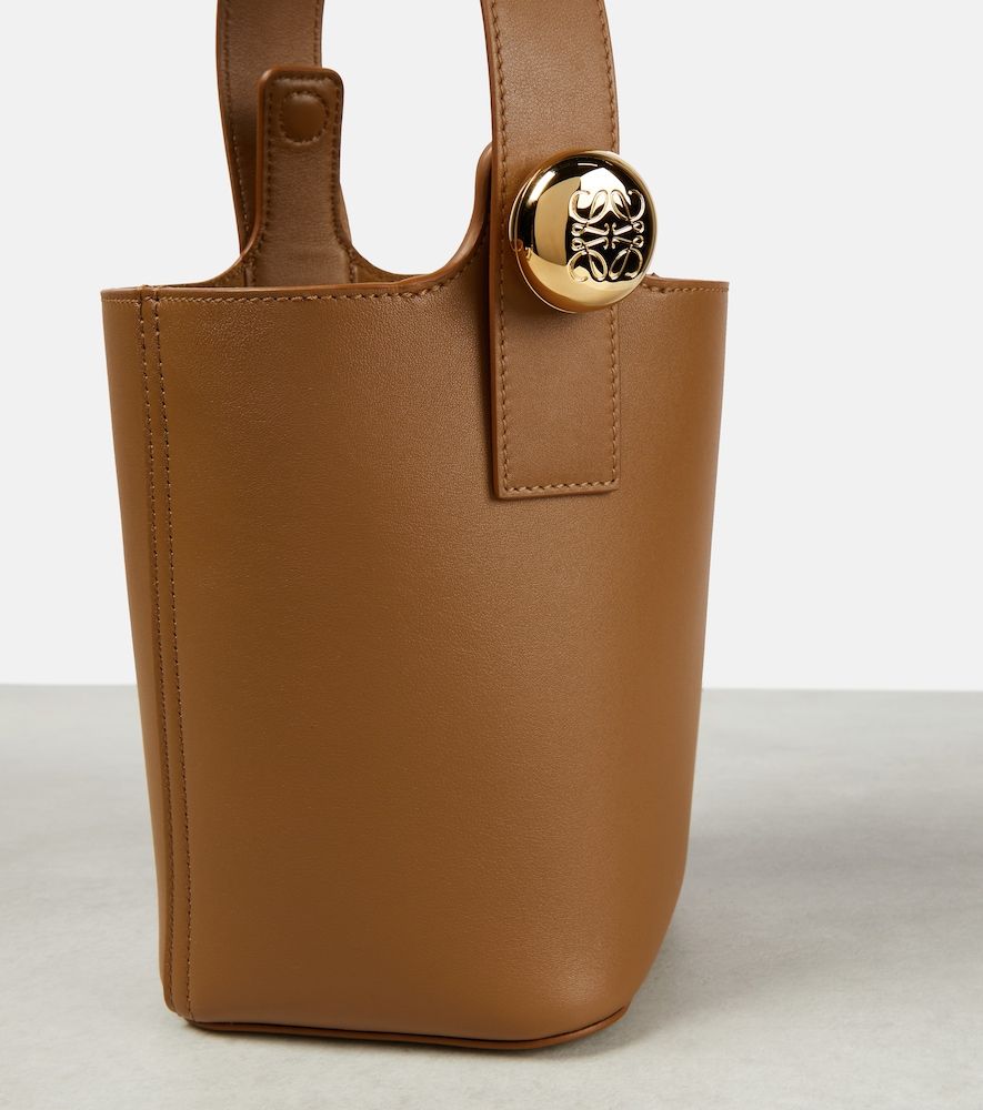 Bolso saco Pebble Mini de piel - Loewe - Modalova