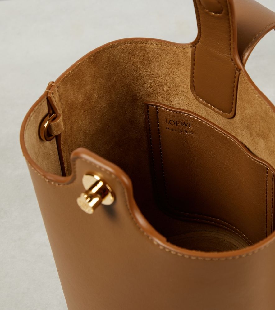 Bolso saco Pebble Mini de piel - Loewe - Modalova