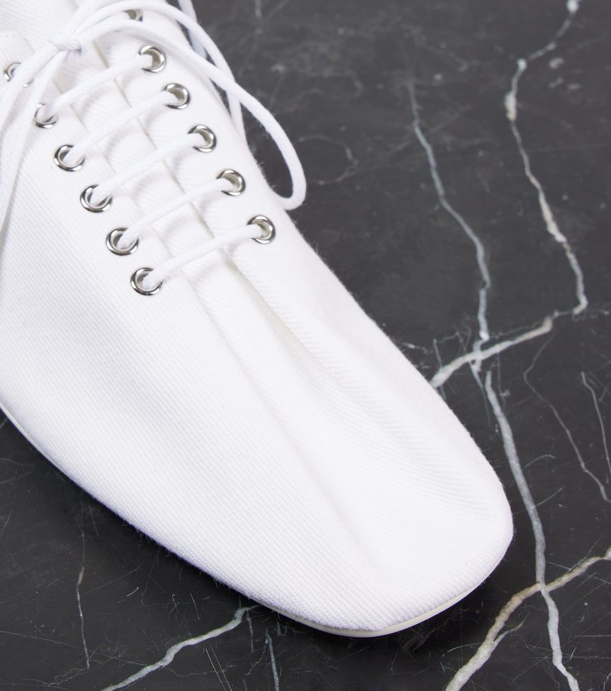 Zapatos planos acordonados de lona - Toteme - Modalova