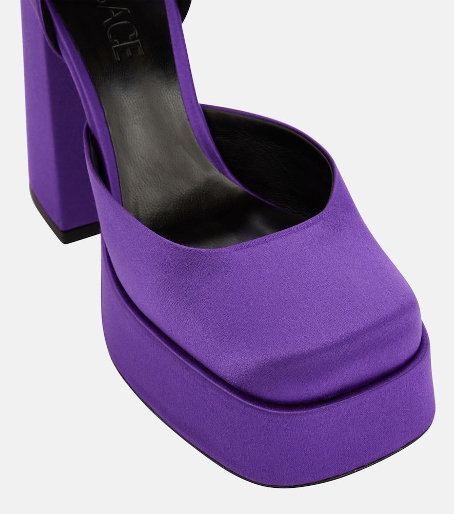 Plateau-Pumps Medusa Aevitas aus Satin - Versace - Modalova