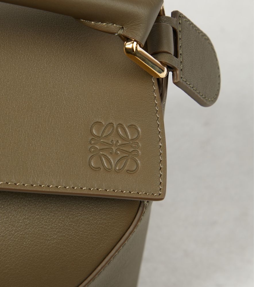 Henkeltasche Puzzle Edge Small aus Leder - Loewe - Modalova