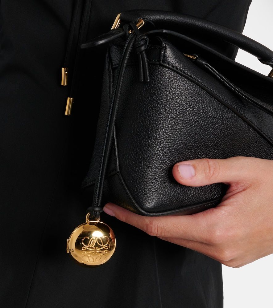 Charm para bolso Pebble de piel bañado en oro - Loewe - Modalova