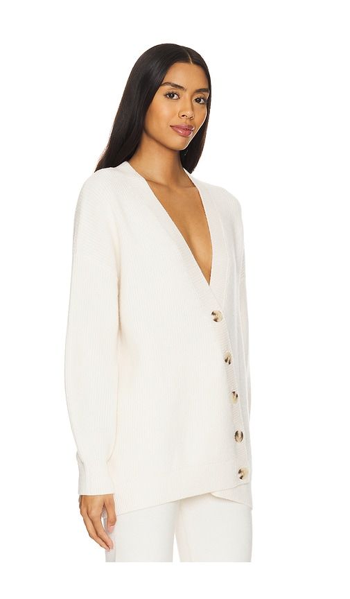 Evelyn Asymmetrical Luxe Oversized Cardi in Cream. - size S (also in XS) - 525 America - Modalova