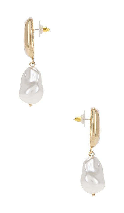 Pearl Drop Earring in Metallic - 8 Other Reasons - Modalova