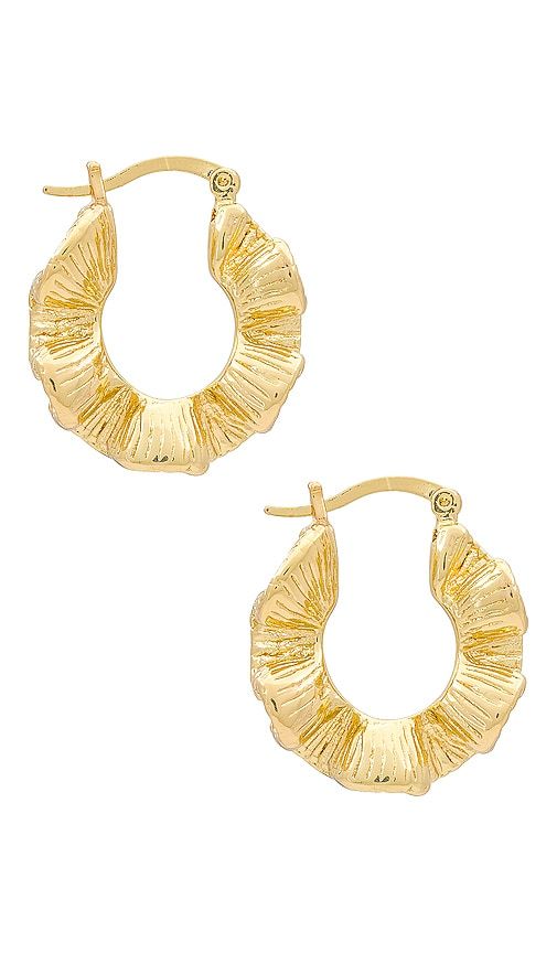 X REVOLVE Wave Hoops in Metallic - Amber Sceats - Modalova