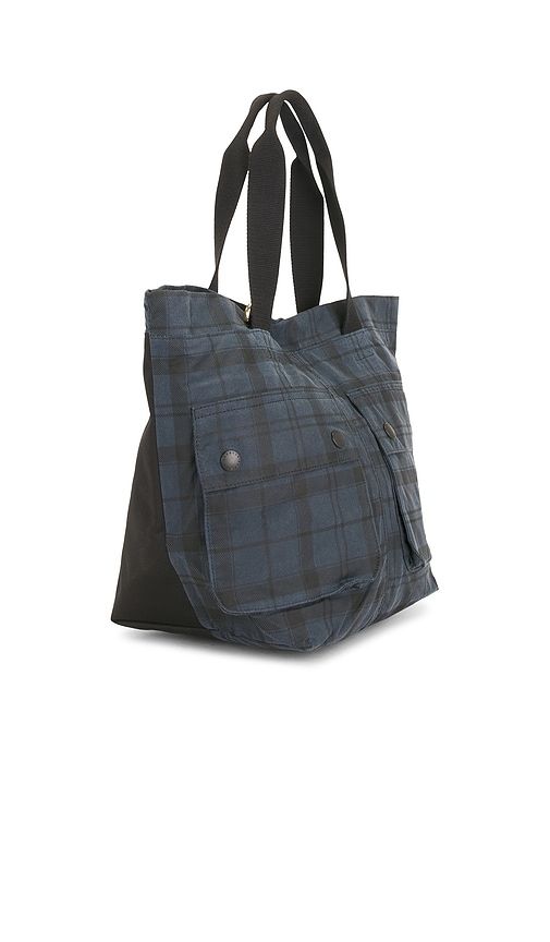 Field Wax Carry All Tote Bag in - Barbour - Modalova