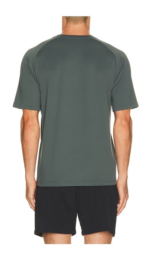 All in Active Tee in Army. - size L (also in M, S, XL/1X, XXL/2X) - Beyond Yoga - Modalova