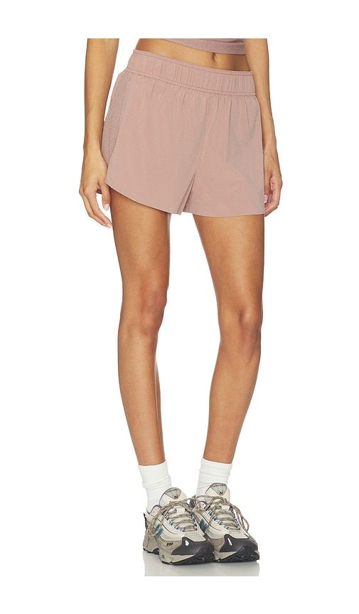 Solemate 2.5 Short in Taupe. - size L (also in S, XS, XXS) - Beyond Yoga - Modalova