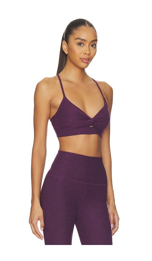 Twist Front Strappy Bra in Purple. - size L (also in M, XL, XS) - Beyond Yoga - Modalova