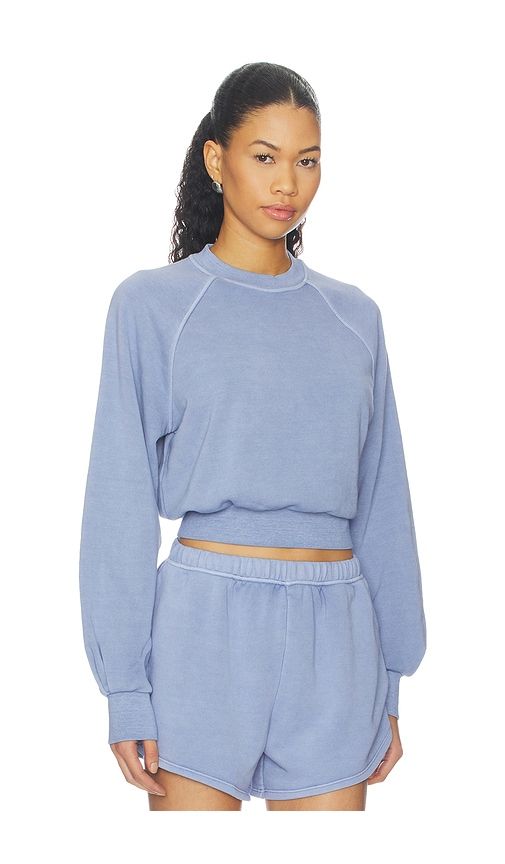 Raglan Crew Sweatshirt in Blue. - size L (also in M, S, XL, XS) - Beyond Yoga - Modalova