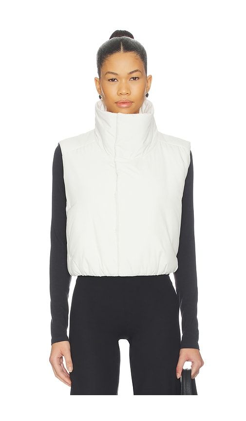 Warm Up Puffer Vest in White. - size L (also in M, XL, XS) - Beyond Yoga - Modalova
