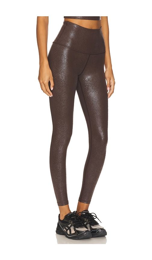 Power Shine High Waisted Midi Legging in Brown. - size L (also in M, XS) - Beyond Yoga - Modalova