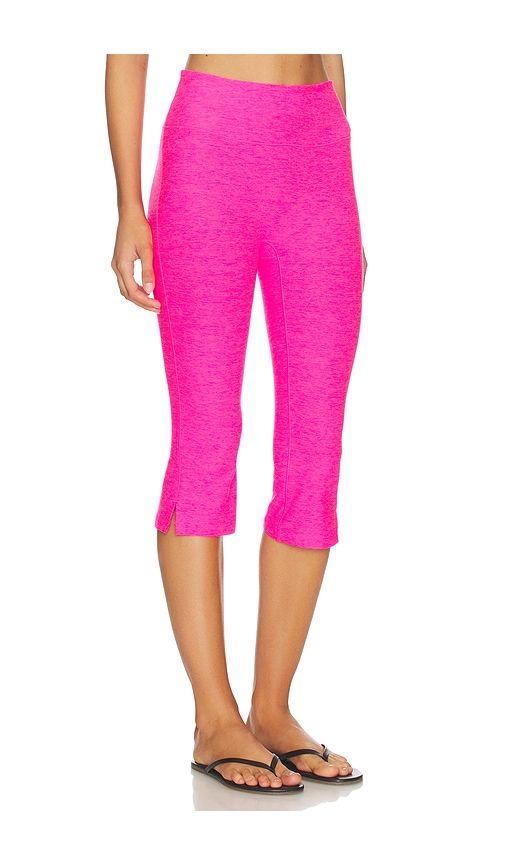 Spacedye Midi Rise Slit Pedal Pusher Pants in Fuchsia. - size M (also in S) - Beyond Yoga - Modalova