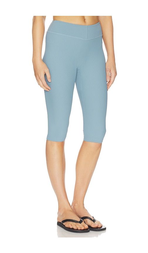 Good Form Rib Pedal Pusher Pants in Blue. - size L (also in M, S, XL, XS) - Beyond Yoga - Modalova