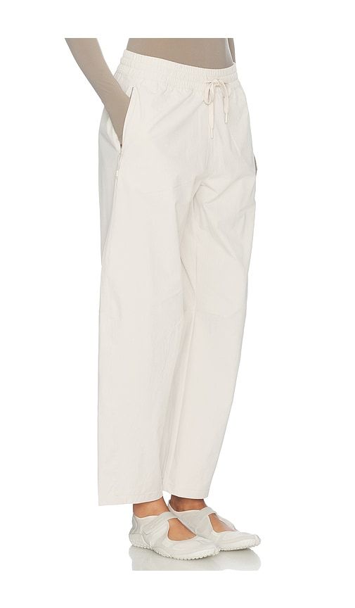 Peak Barrel Leg Pant in Beige. - size L (also in M, S) - Beyond Yoga - Modalova